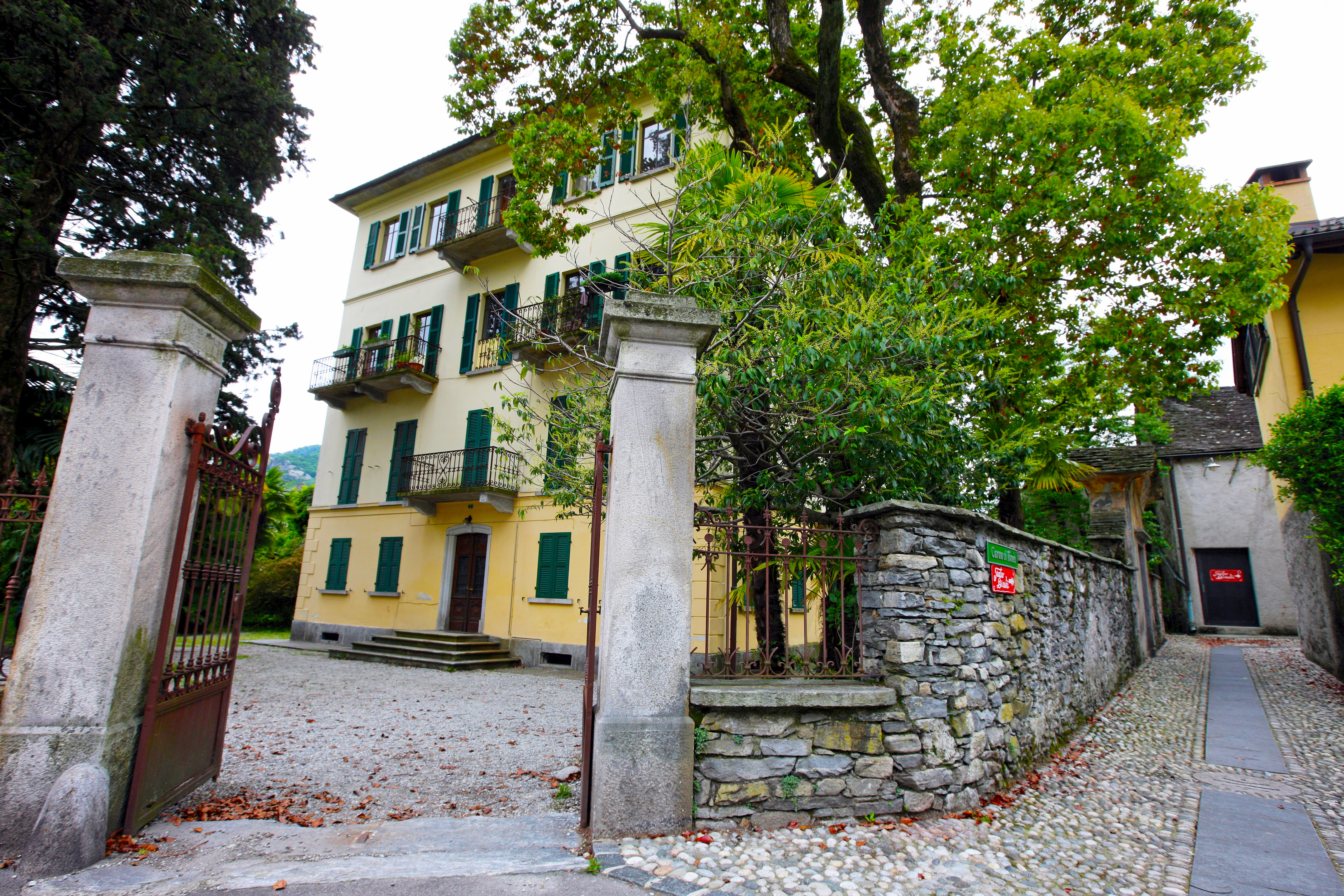 Villa Cavalli with park entrance